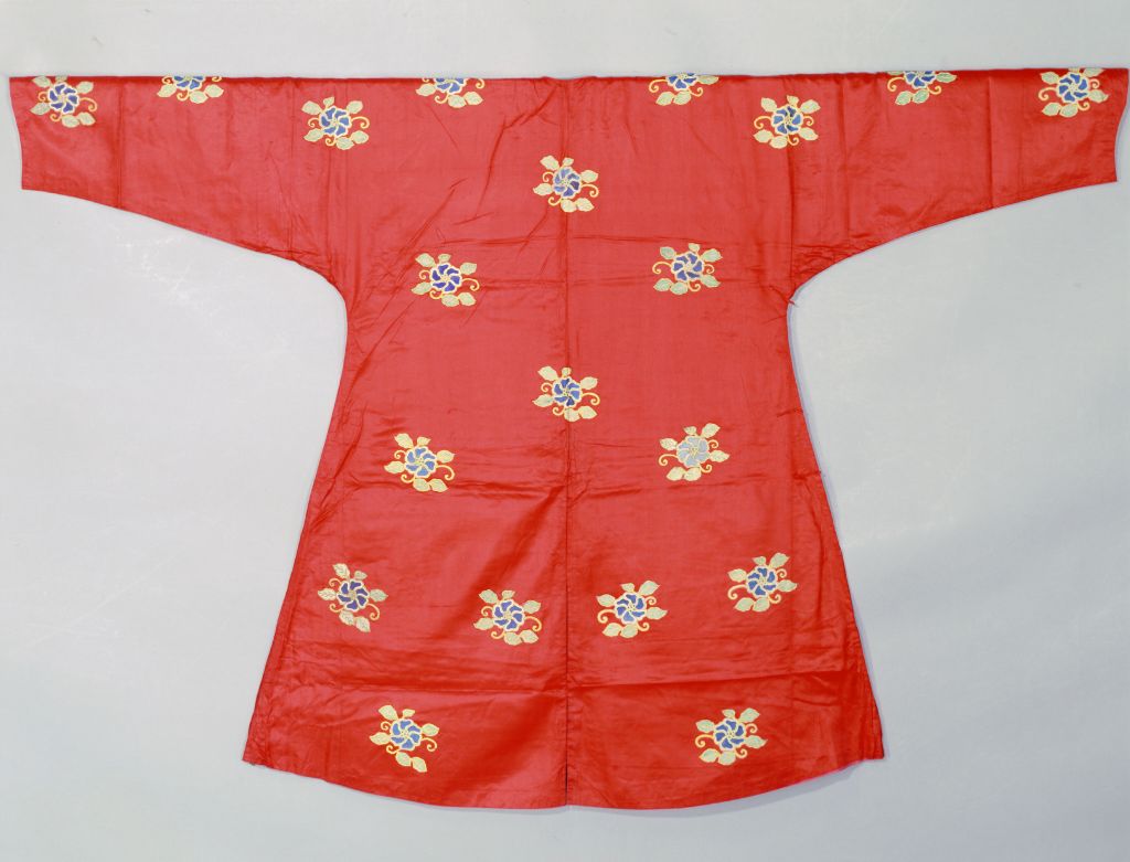 图片[2]-Bright red satin with sunflower pattern driving clothes-China Archive